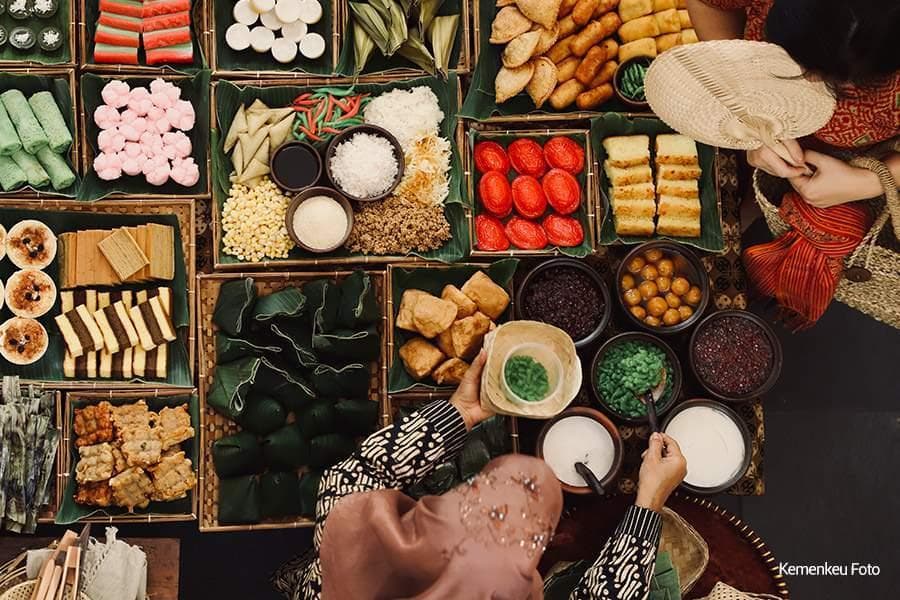 Aneka jajanan di pasar tradisional Indonesia